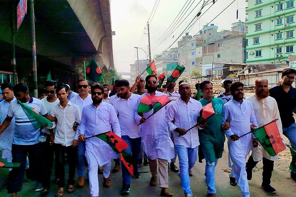 খালেদা জিয়াকে স্বাগত জানাতে পতাকা হাতে বিএনপির নেতাকর্মীরা